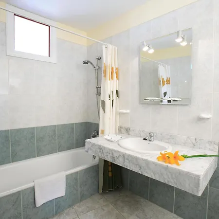 Malibu Park 3* アデヘ